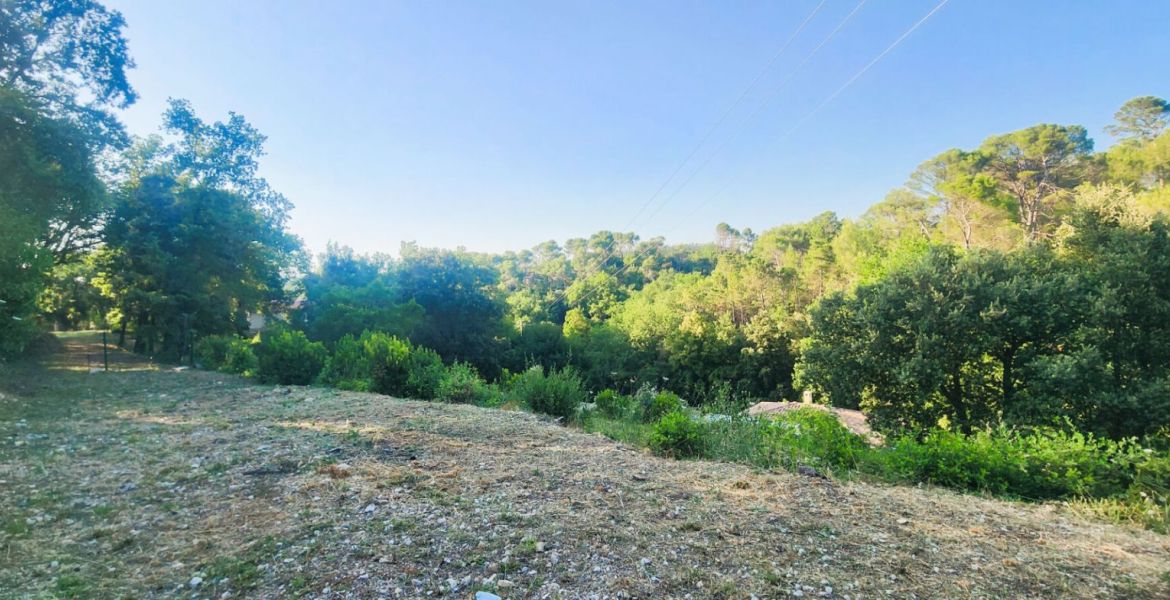 image Terrain à bâtir de 3480 m² à BRIGNOLES (83)