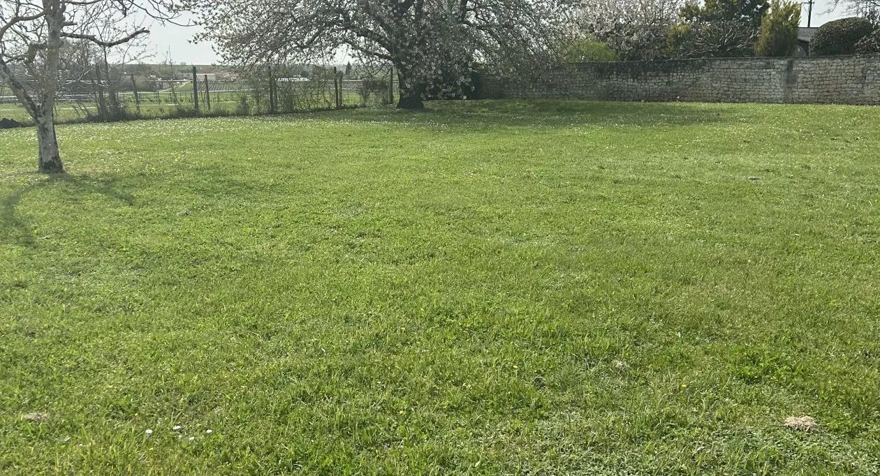 Image 1 Terrain à bâtir de 897 m² à JUILLAC-LE-COQ (16)