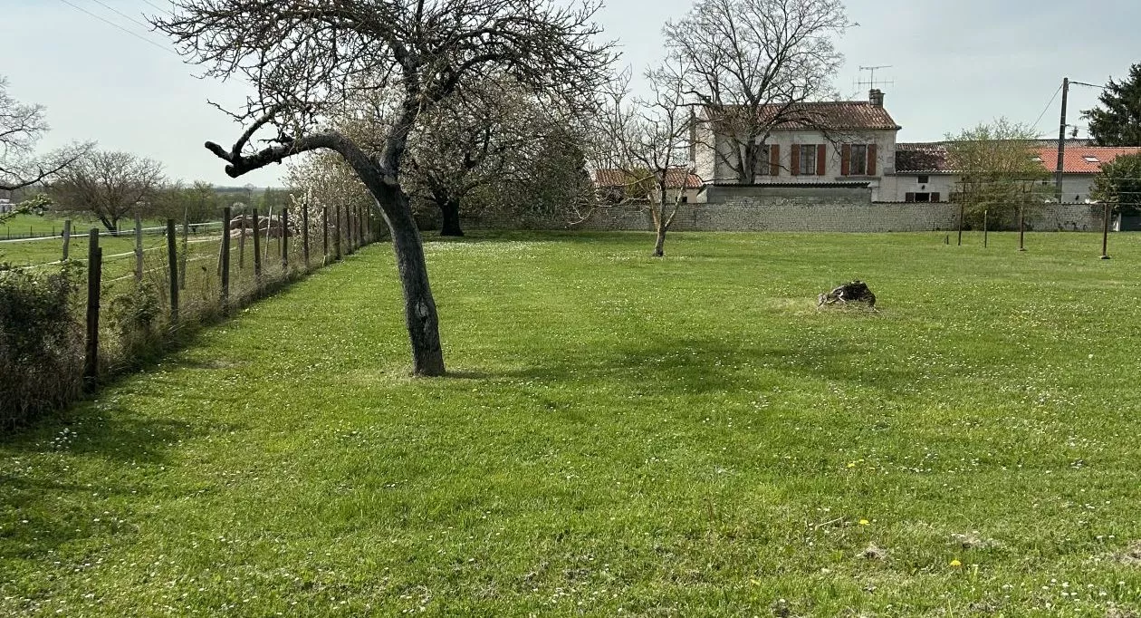 Image 2 Terrain à bâtir de 897 m² à JUILLAC-LE-COQ (16)