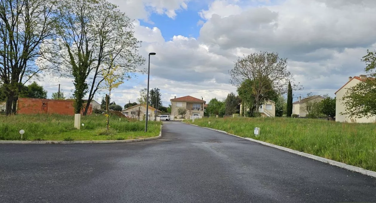 Image 1 Terrain à bâtir de 400 m² à GOND-PONTOUVRE (16)