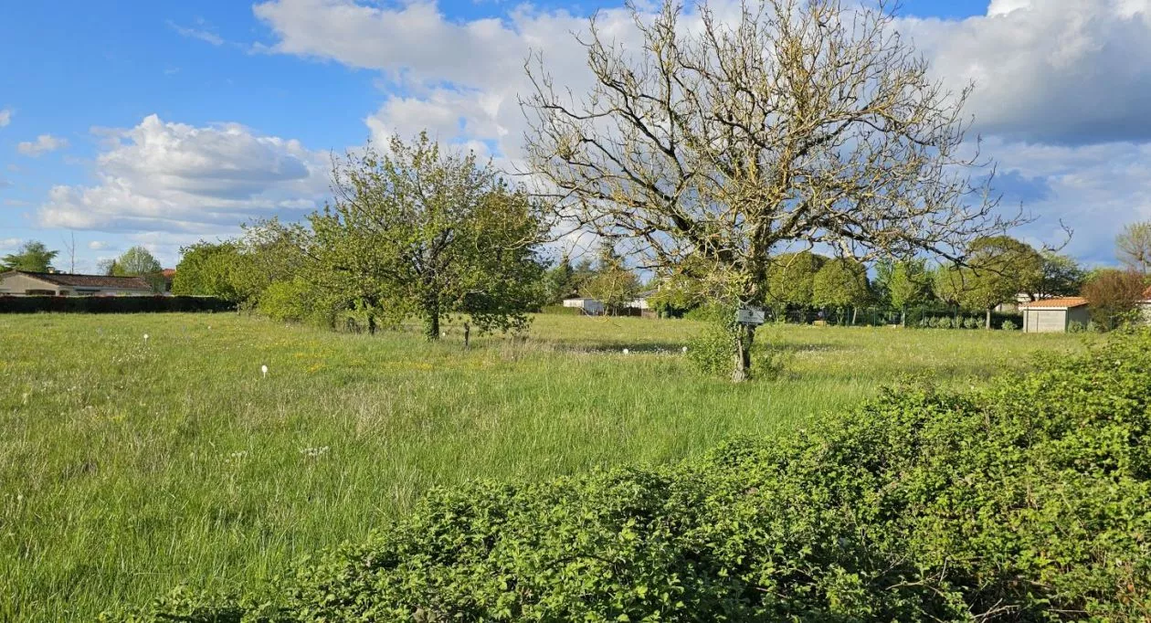 Image 2 Terrain à bâtir de 605 m² à VOEUIL-ET-GIGET (16)