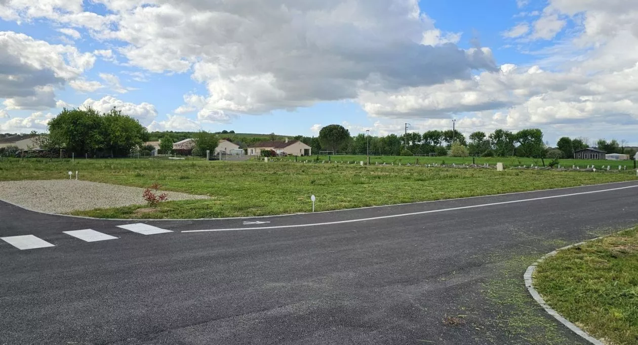 Image 1 Terrain à bâtir de 740 m² à MARSAC (16)