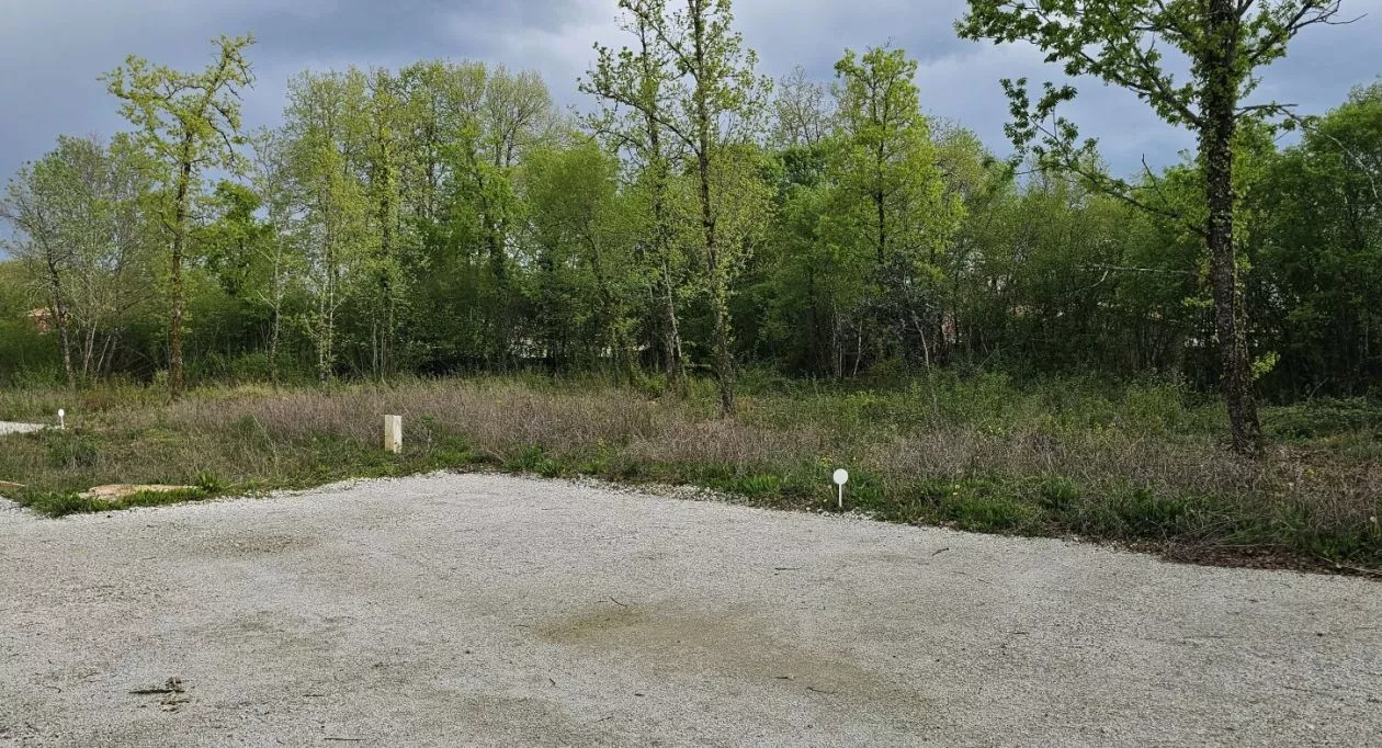 Image 1 Terrain à bâtir de 625 m² à PUYMOYEN (16)