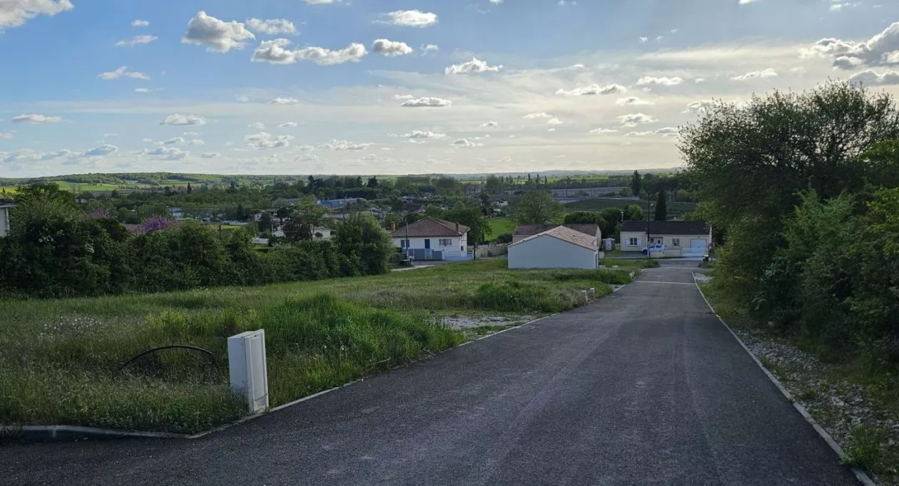 Image 1 Terrain à bâtir de 416 m² à LA COURONNE (16)