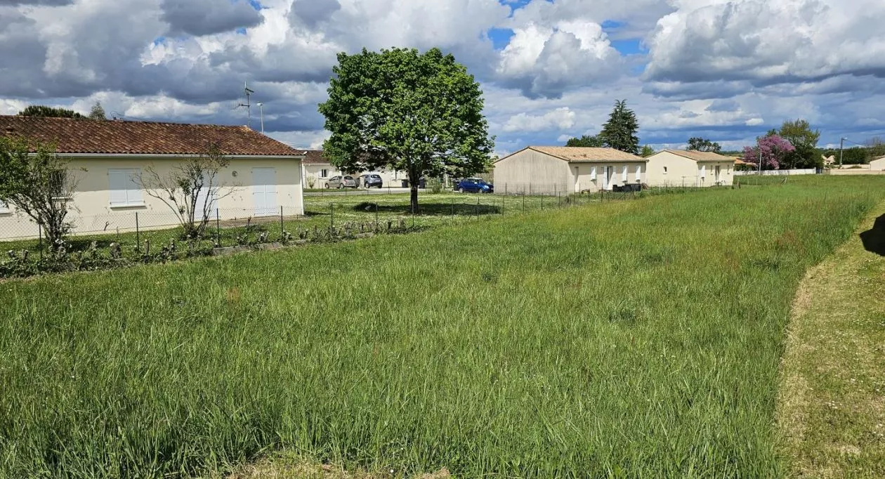 Image 1 Terrain à bâtir de 1290 m² à VINDELLE (16)