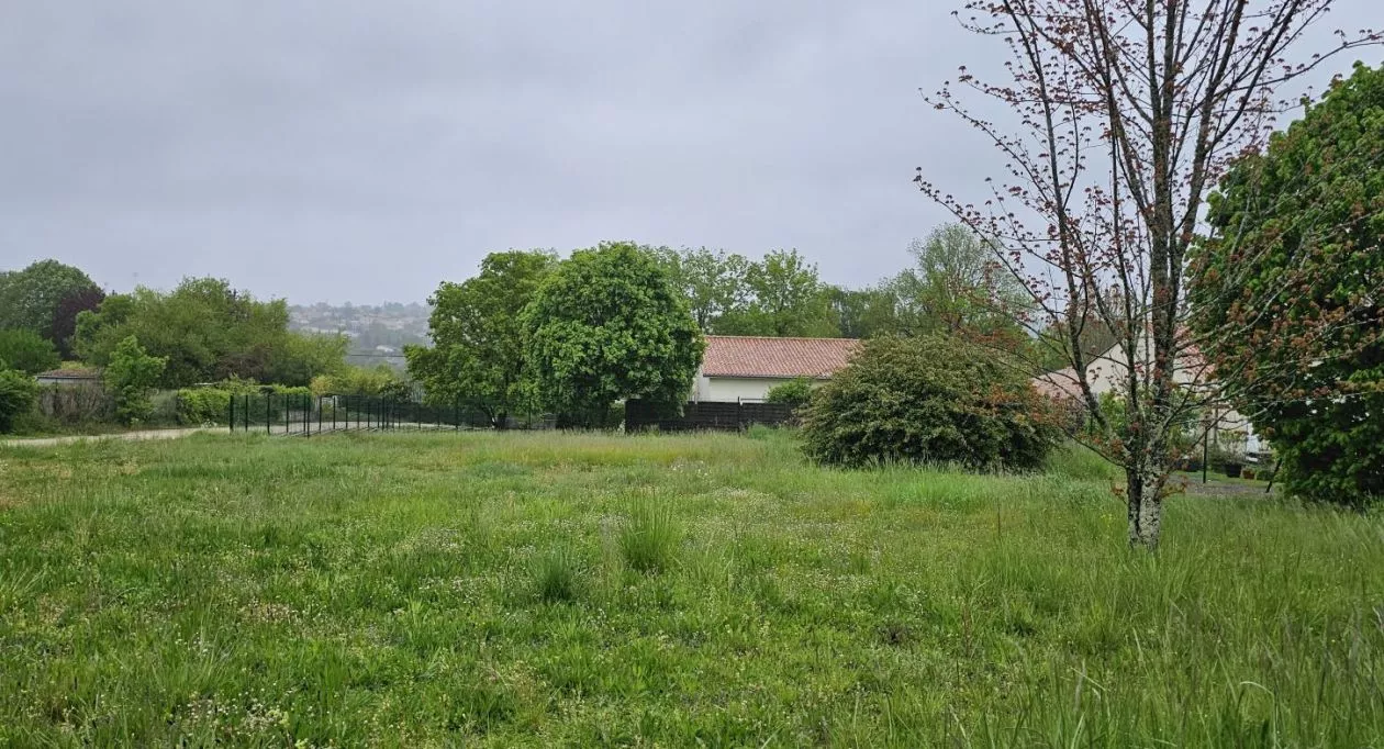 Image 1 Terrain à bâtir de 625 m² à ANGOULEME (16)