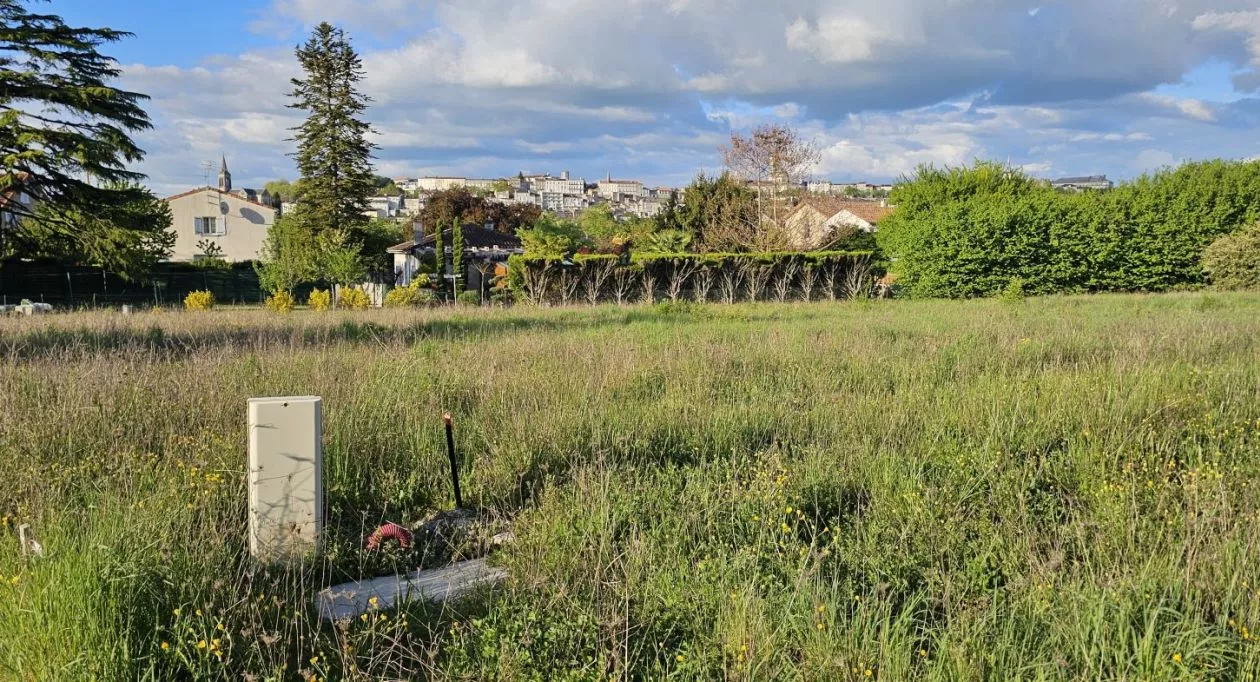 Image 1 Terrain à bâtir de 803 m² à ANGOULEME (16)