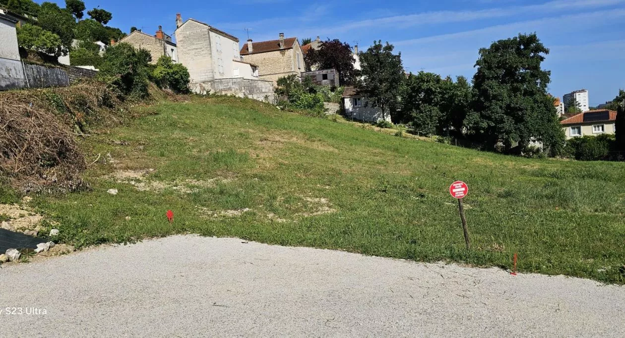 Image 1 Terrain à bâtir de 350 m² à ANGOULEME (16)