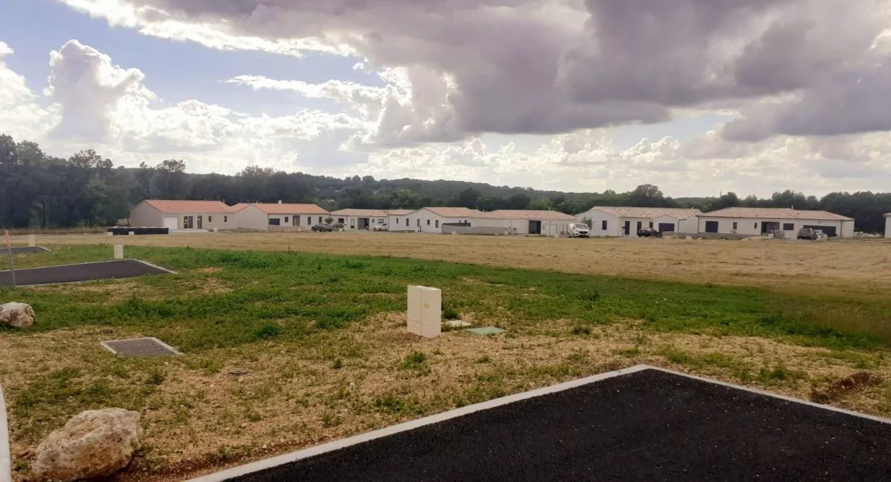 Image 1 Terrain à bâtir de 647 m² à VOEUIL-ET-GIGET (16)