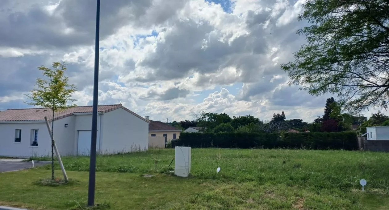 Image 1 Terrain à bâtir de 420 m² à GOND-PONTOUVRE (16)