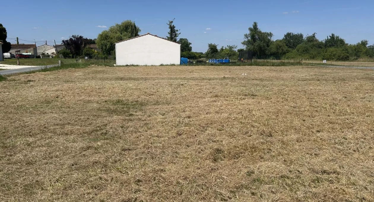 Image 1 Terrain à bâtir de 770 m² à LE SEURE (17)