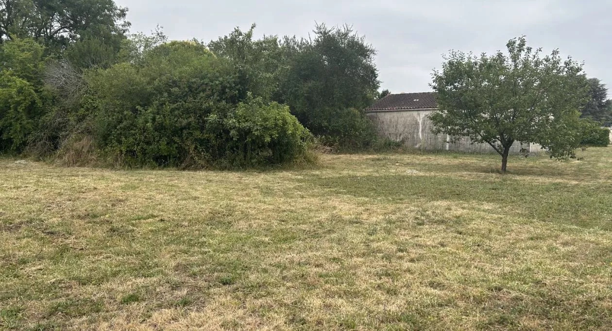 Image 1 Terrain à bâtir de 843 m² à JARNAC (16)
