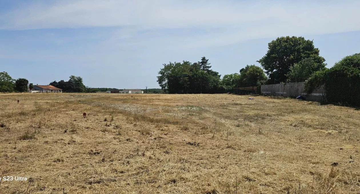 Image 1 Terrain à bâtir de 620 m² à ROULLET-SAINT-ESTEPHE (16)