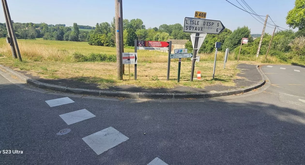 Image 1 Terrain à bâtir de 420 m² à TOUVRE (16)