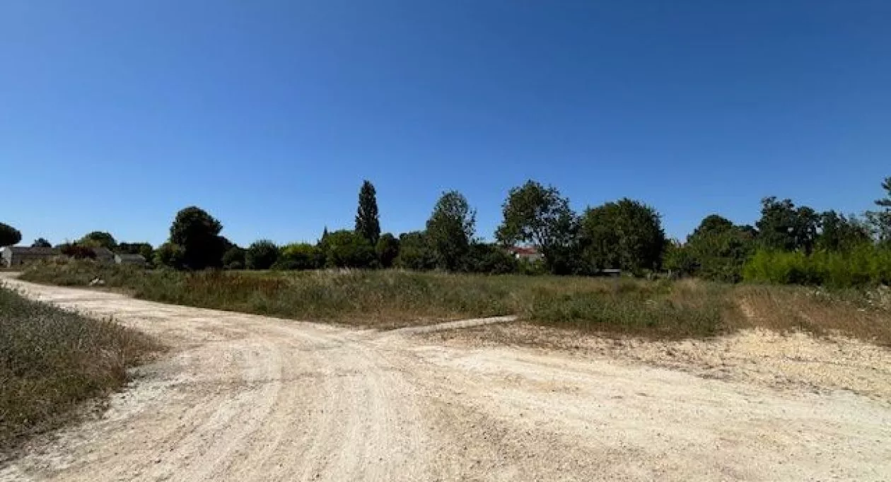 Image 1 Terrain à bâtir de 657 m² à GEMOZAC (17)