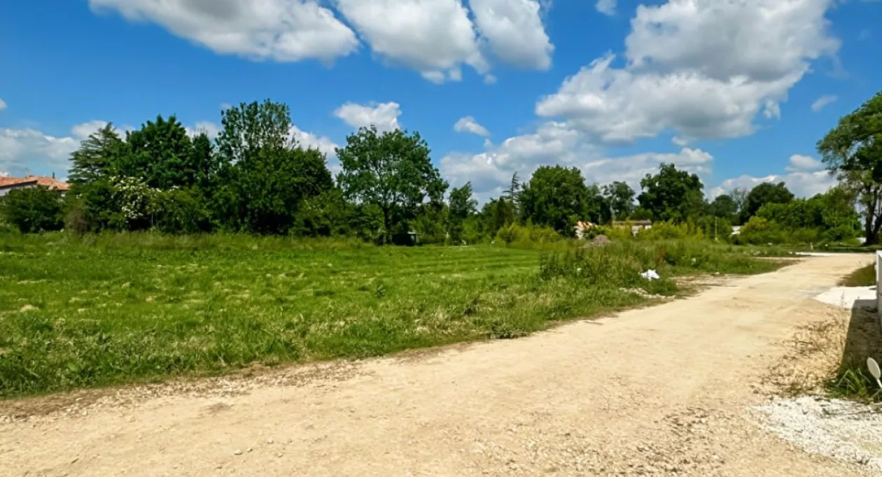 Image 1 Terrain à bâtir de 605 m² à GEMOZAC (17)