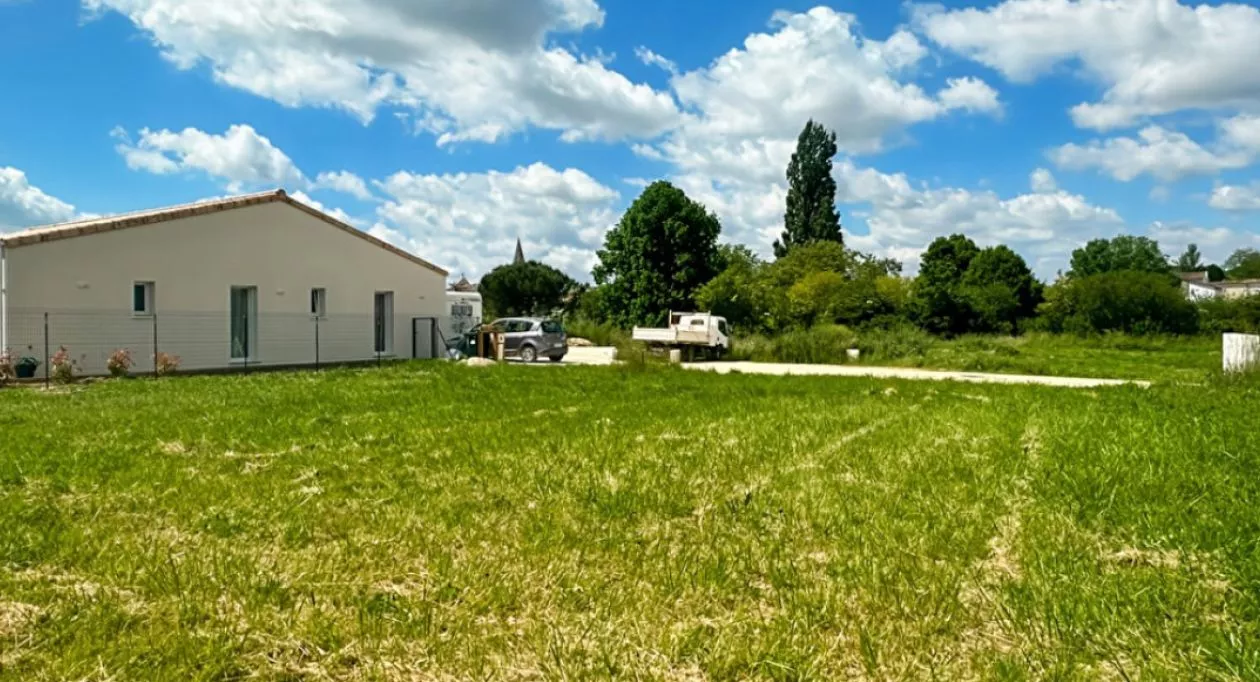Image 1 Terrain à bâtir de 412 m² à GEMOZAC (17)
