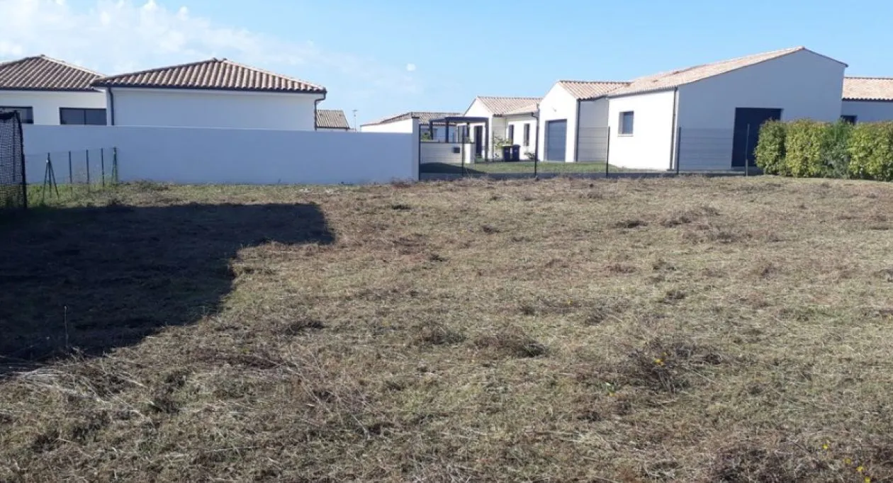 Image 1 Terrain à bâtir de 678 m² à MEDIS (17)