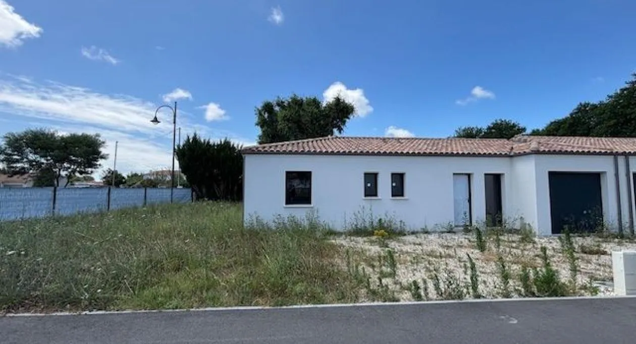 Image 1 VEFA en cours de construction aux Mathes, maison 2 chambres + garage