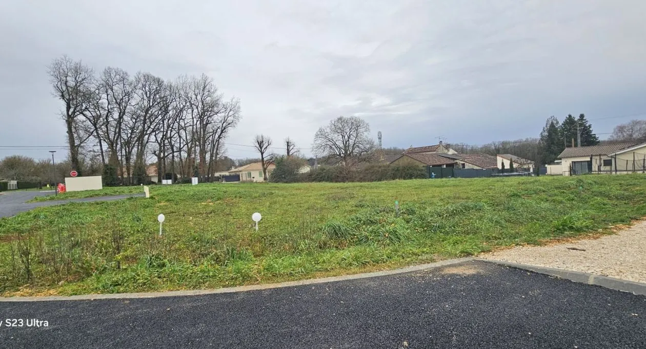 Image 1 Terrain à bâtir de 719 m² à VOEUIL-ET-GIGET (16)