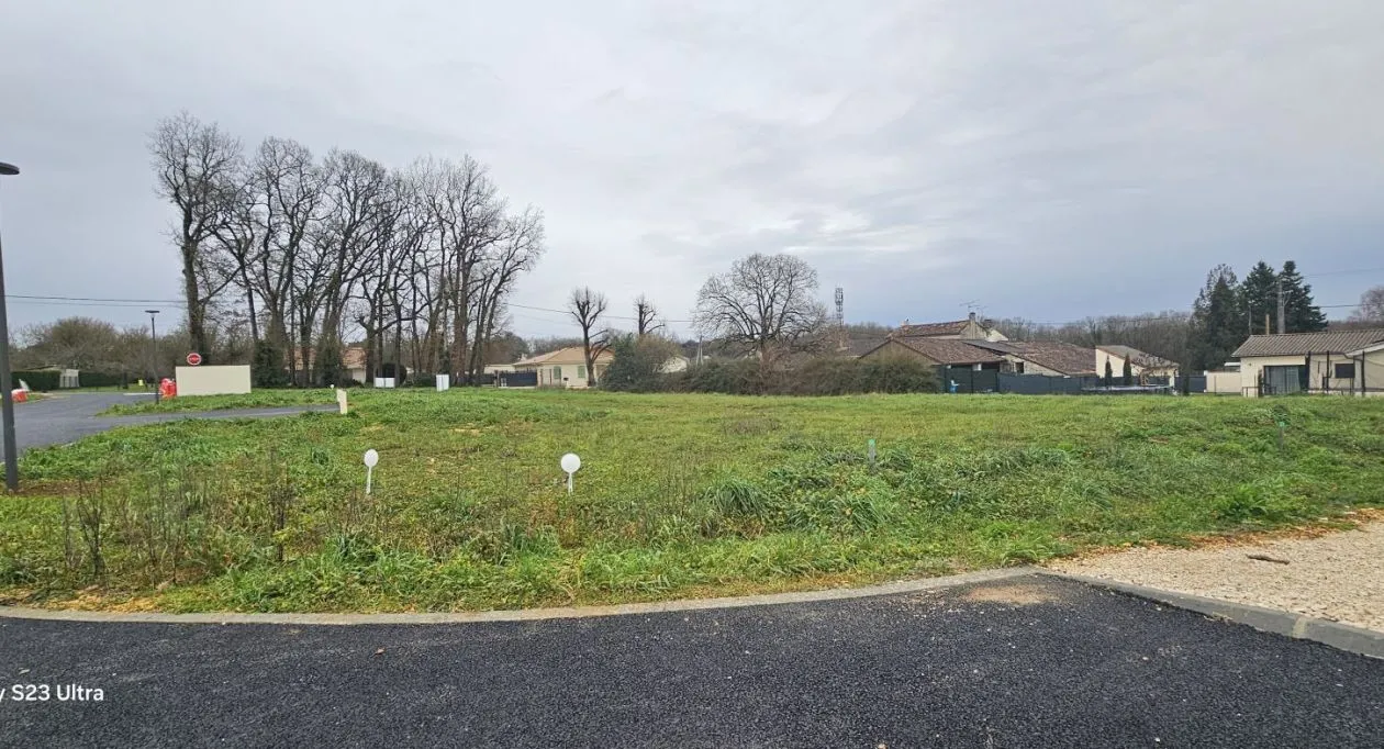 Image 2 Terrain à bâtir de 719 m² à VOEUIL-ET-GIGET (16)