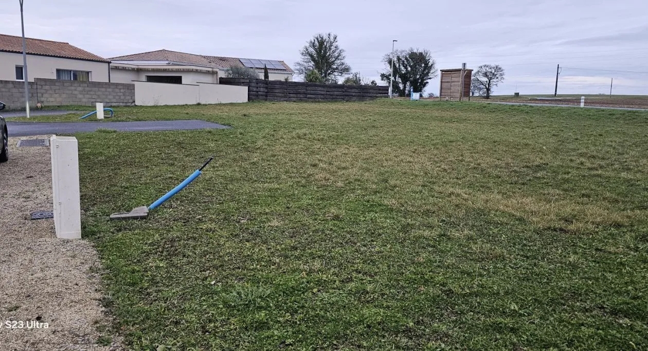 Image 1 Terrain à bâtir de 528 m² à RUELLE-SUR-TOUVRE (16)