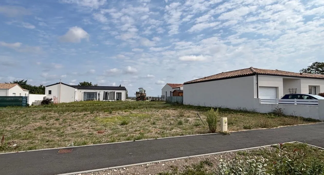 Image 1 Terrain à bâtir de 347 m² à SEMUSSAC (17)