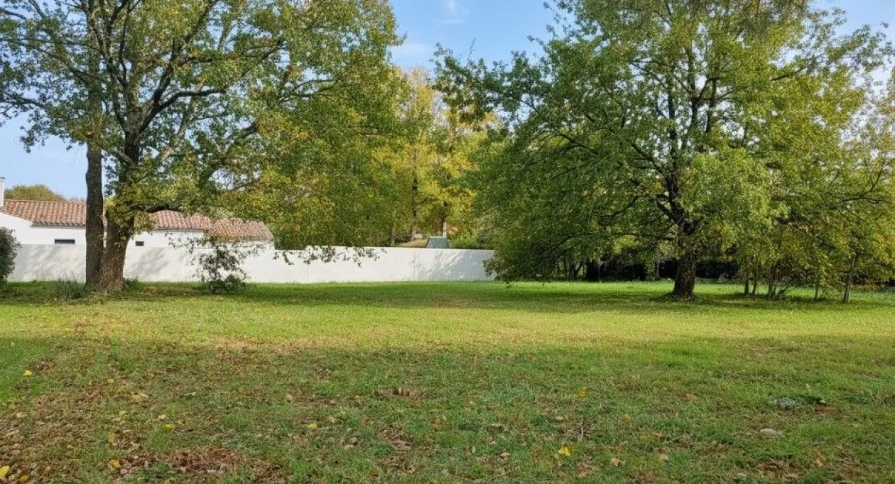 Image 1 Terrain à bâtir de 776 m² à BREUILLET (17)
