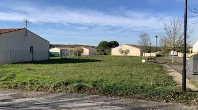 Terrain 591 m² à SAINT-HILAIRE-DE-VILLEFRANCHE