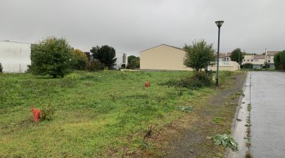 Photo du terrain n°1 de 607 m² à SAINT-JEAN-D'ANGELY