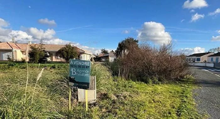 Image d'un terrain à vendre de 400 m² à SAINT-HILAIRE-DE-RIEZ (85)