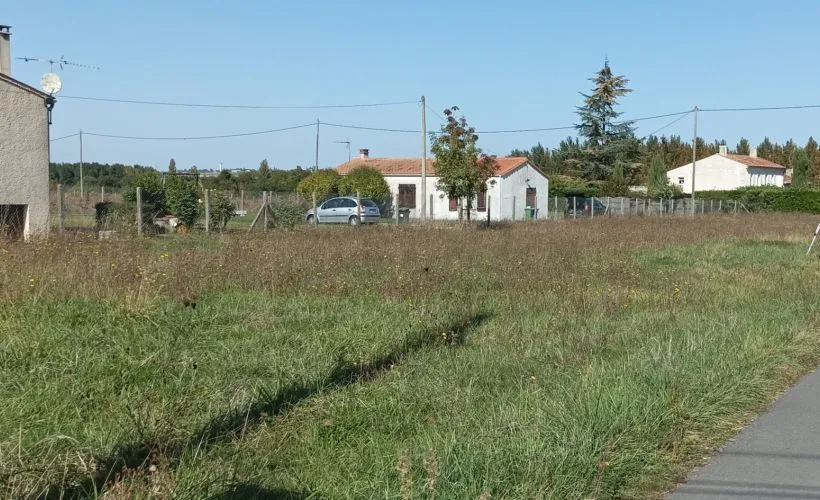 Image Terrain à bâtir de 1918 m² à COURCOURY (17)