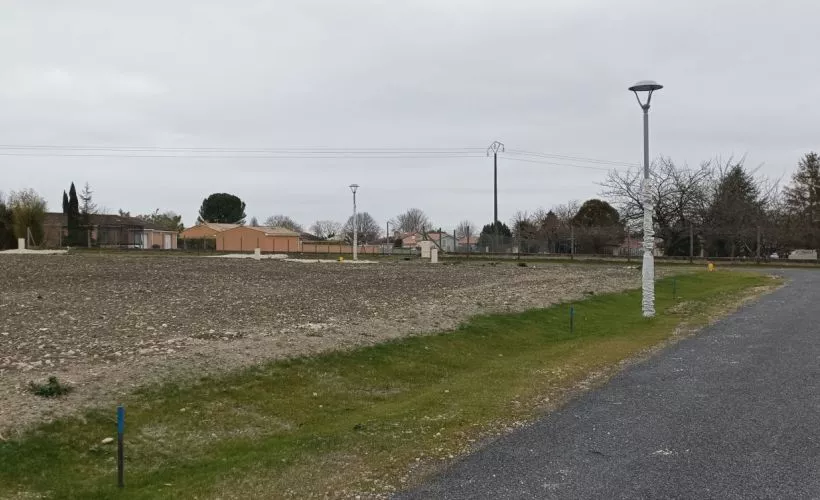 Image Terrain à bâtir de 704 m² à BARRET (16)