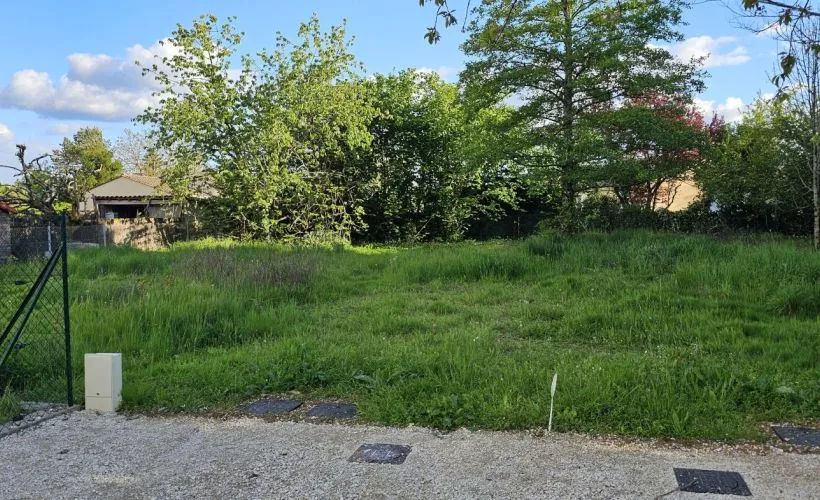 Image Terrain à bâtir de 424 m² à SOYAUX (16)