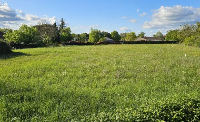 Image Terrain à bâtir de 605 m² à VOEUIL-ET-GIGET (16)