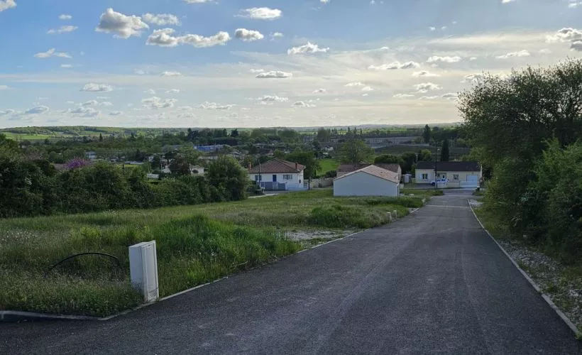 Image Terrain à bâtir de 385 m² à LA COURONNE (16)