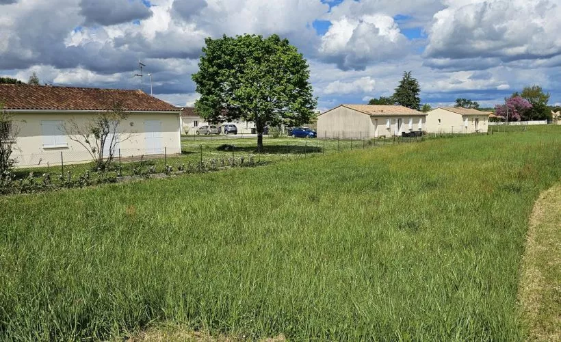 Image Terrain à bâtir de 1290 m² à VINDELLE (16)