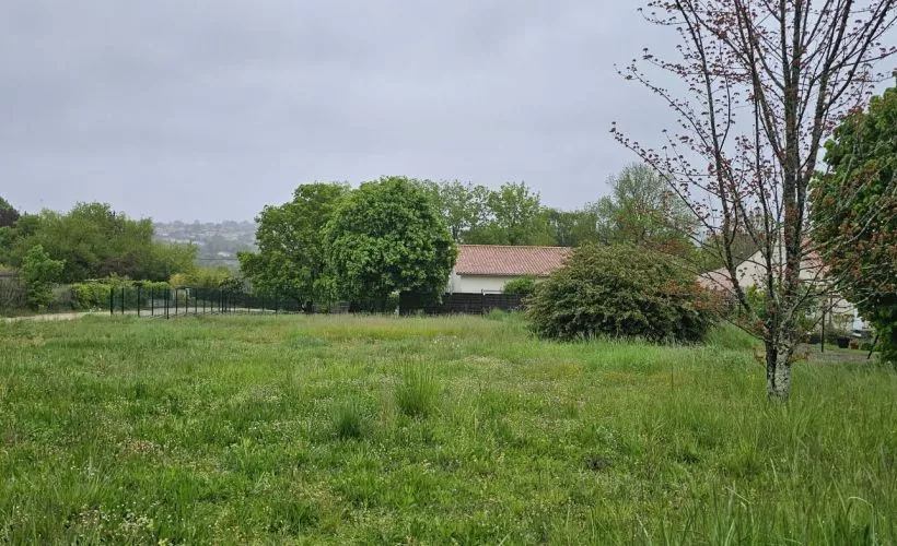 Image Terrain à bâtir de 625 m² à ANGOULEME (16)