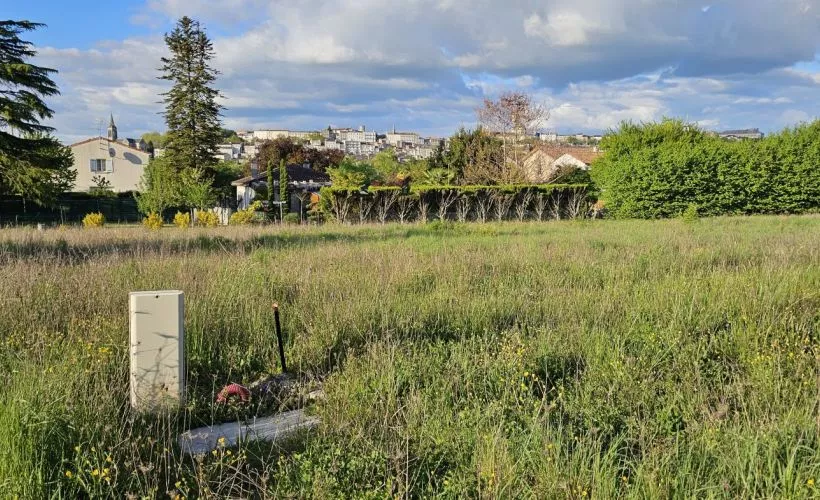 Image Terrain à bâtir de 803 m² à ANGOULEME (16)
