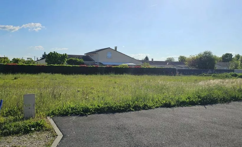 Image Terrain à bâtir de 579 m² à ROULLET-SAINT-ESTEPHE (16)