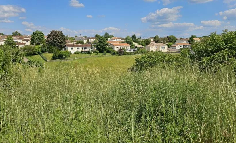 Image Terrain à bâtir de 1000 m² à SOYAUX (16)