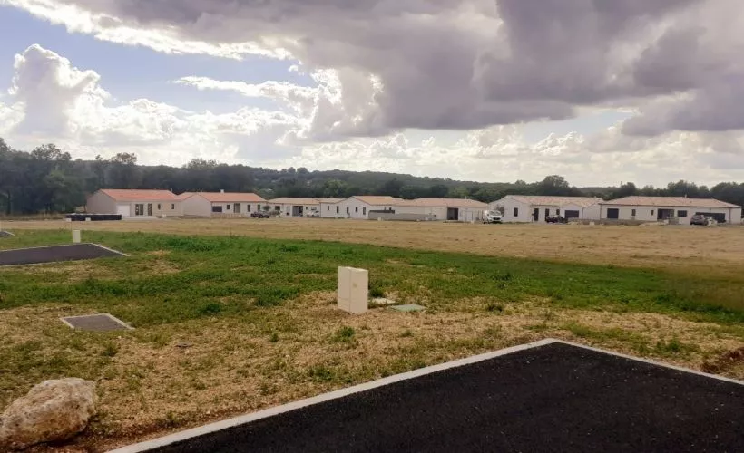 Image Terrain à bâtir de 647 m² à VOEUIL-ET-GIGET (16)