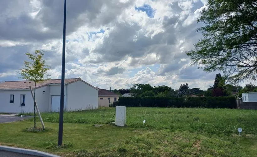 Image Terrain à bâtir de 420 m² à GOND-PONTOUVRE (16)