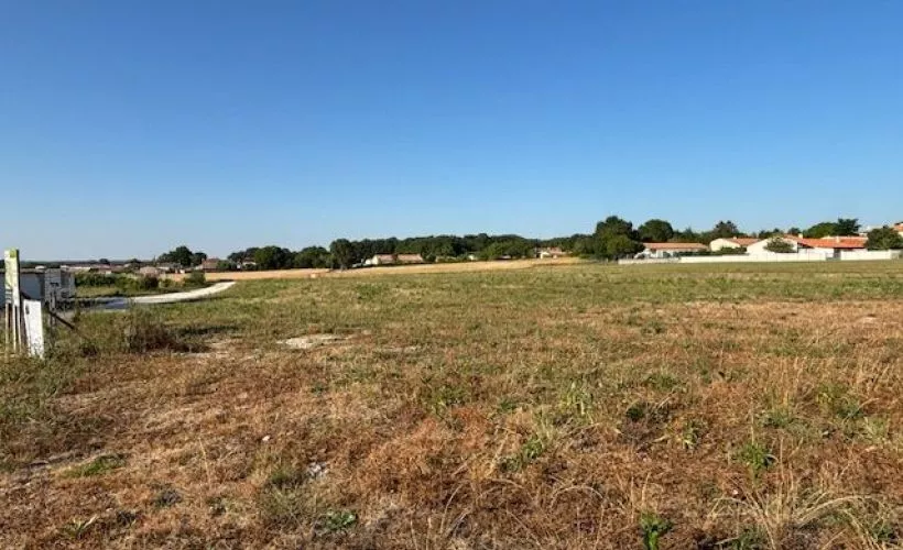 Image Terrain à bâtir de 335 m² à GREZAC (17)