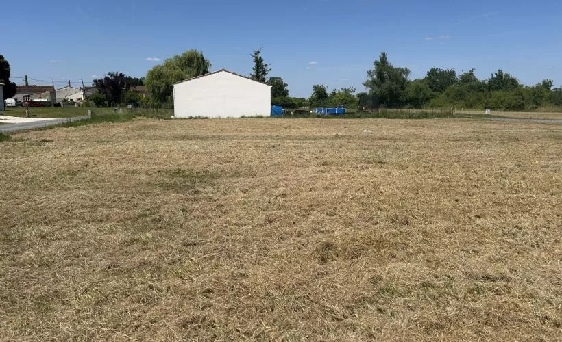 Image Terrain à bâtir de 770 m² à LE SEURE (17)