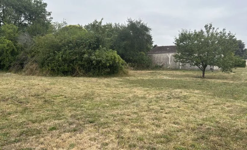 Image Terrain à bâtir de 843 m² à JARNAC (16)