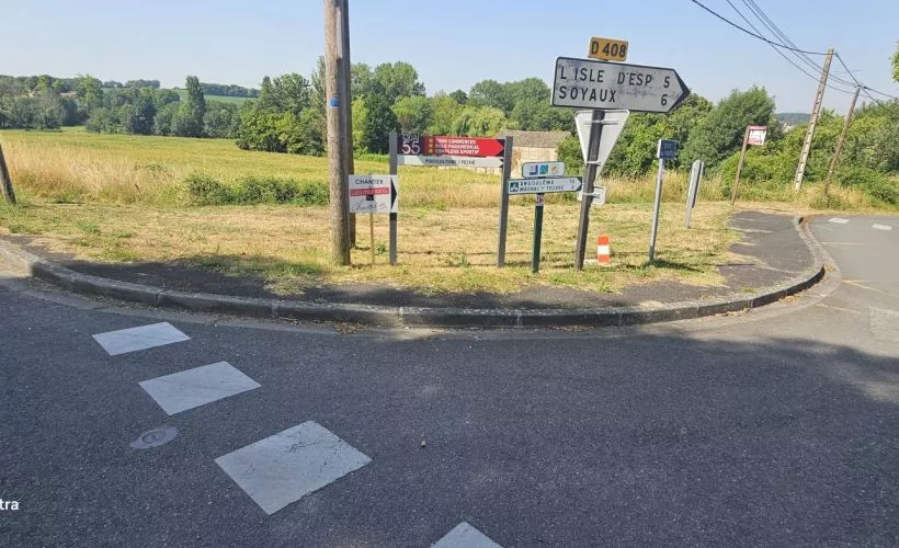 Image Terrain à bâtir de 388 m² à TOUVRE (16)