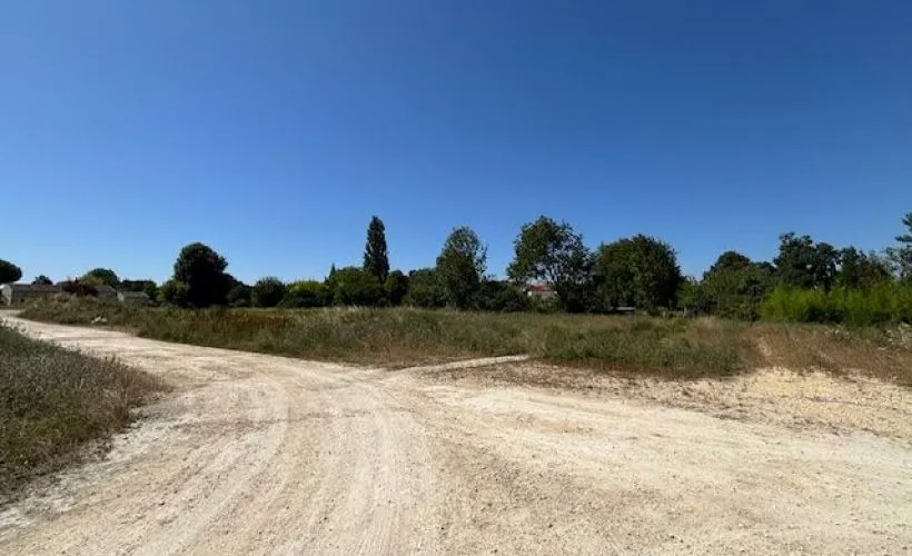 Image Terrain à bâtir de 679 m² à GEMOZAC (17)