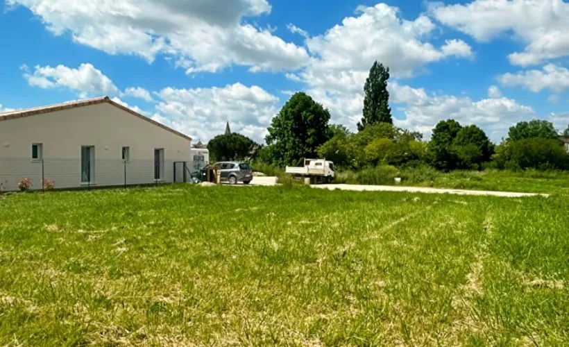 Image Terrain à bâtir de 412 m² à GEMOZAC (17)