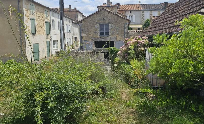 Image Terrain à bâtir de 1200 m² à MONTBRON (16)